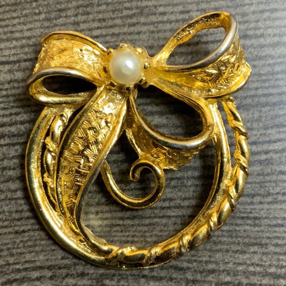 Vintage bow brooch with single faux pearl